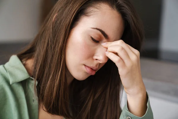 Ung Olycklig Kvinna Med Huvudvärk Håller Näsan Inomhus — Stockfoto