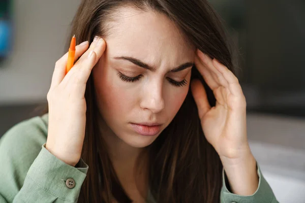 Joven Mujer Infeliz Con Dolor Cabeza Frotando Sus Sienes Interior — Foto de Stock