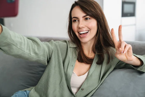 Счастливая Женщина Показывает Знак Мира Делая Селфи Фото Мобильном Телефоне — стоковое фото