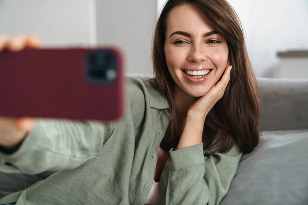 Sorridente Allegra Giovane Donna Che Prende Selfie Mentre Posa Divano — Foto Stock