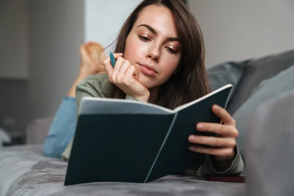 Bella Giovane Donna Pensierosa Sdraiata Sul Divano Scrivere Diario — Foto Stock