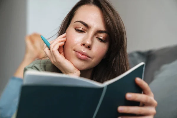Junge Weiße Frau Liest Ihren Planer Während Sie Hause Auf — Stockfoto