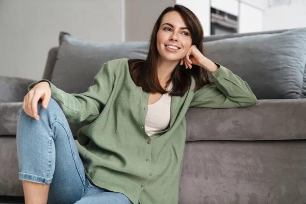 Alegre Hermosa Mujer Sonriendo Cámara Mientras Sienta Suelo Casa — Foto de Stock