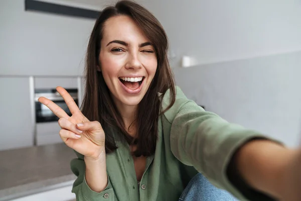 Jovem Mulher Feliz Mostrando Sinal Paz Tirar Foto Selfie Casa — Fotografia de Stock