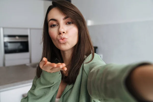Giovane Donna Felice Soffiando Aria Bacio Mentre Prende Foto Selfie — Foto Stock