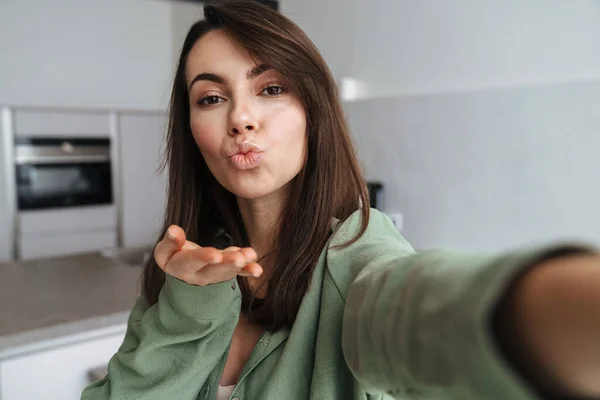 Joven Feliz Mujer Soplando Aire Beso Mientras Toma Foto Selfie —  Fotos de Stock