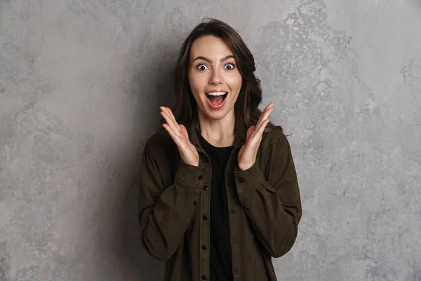 Opgewonden Mooi Brunette Meisje Uiten Verrassing Camera Geïsoleerd Grijze Muur — Stockfoto