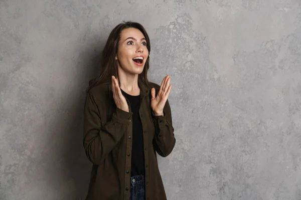 Opgewonden Mooi Brunette Meisje Uiten Verrassing Camera Geïsoleerd Grijze Muur — Stockfoto