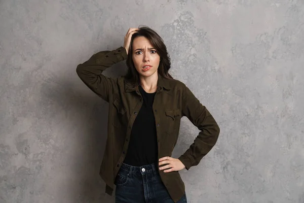 Retrato Una Joven Confundida Mirando Cámara Aislada Sobre Fondo Gris —  Fotos de Stock