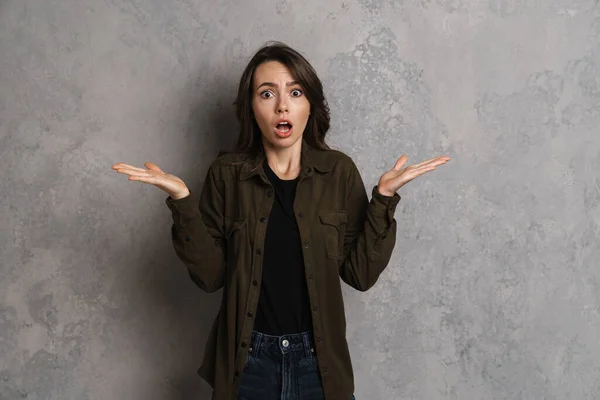 Geschokt Casual Jonge Vrouw Kijken Naar Camera Met Een Open — Stockfoto