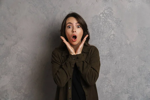 Schockierte Junge Frau Mit Offenem Mund Vor Grauem Hintergrund — Stockfoto
