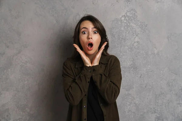 Scioccato Casuale Giovane Donna Guardando Fotocamera Con Una Bocca Aperta — Foto Stock