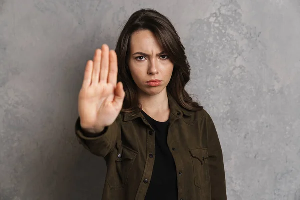 Chica Hermosa Disgustado Mirando Mostrando Gesto Parada Cámara Aislada Sobre — Foto de Stock