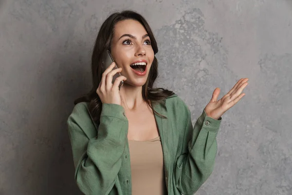 Eccitato Bruna Ragazza Gesticolare Mentre Parla Sul Cellulare Isolato Sopra — Foto Stock