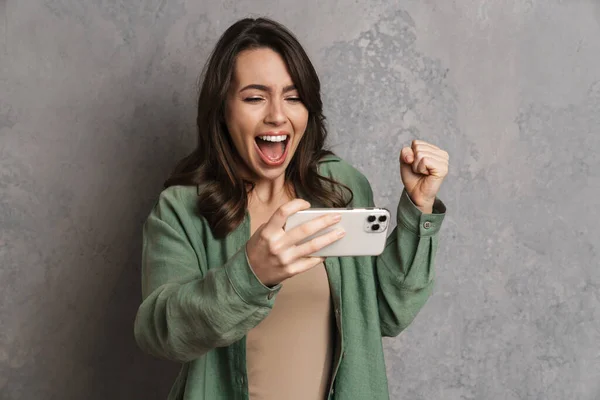 Ragazza Deliziata Facendo Gesto Vincitore Durante Riproduzione Videogiochi Sul Cellulare — Foto Stock