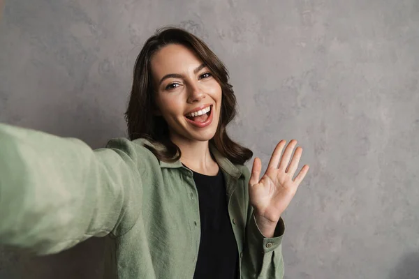 Feliz Hermosa Chica Saludando Mano Mientras Toma Foto Selfie Aislado —  Fotos de Stock