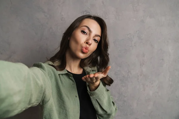 Menina Bonita Feliz Soprando Beijo Tirar Foto Selfie Isolado Sobre — Fotografia de Stock