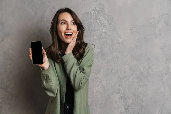 Eccitato Caucasico Ragazza Guardando Parte Mentre Mostra Cellulare Isolato Sopra — Foto Stock