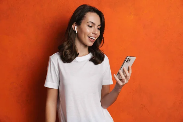 Menina Feliz Fones Ouvido Sorrindo Usar Celular Isolado Sobre Parede — Fotografia de Stock