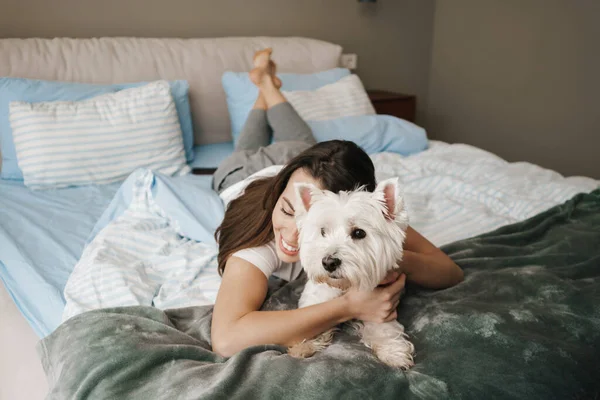 Feliz Mujer Blanca Acariciando Perro Mientras Está Acostado Cama Casa —  Fotos de Stock