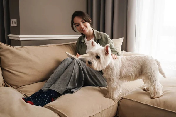 Gelukkig Wit Vrouw Lezen Boek Terwijl Rusten Met Haar Hond — Stockfoto