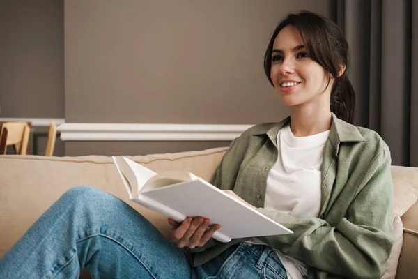 Porträt Einer Glücklichen Jungen Frau Die Mit Buch Auf Der — Stockfoto