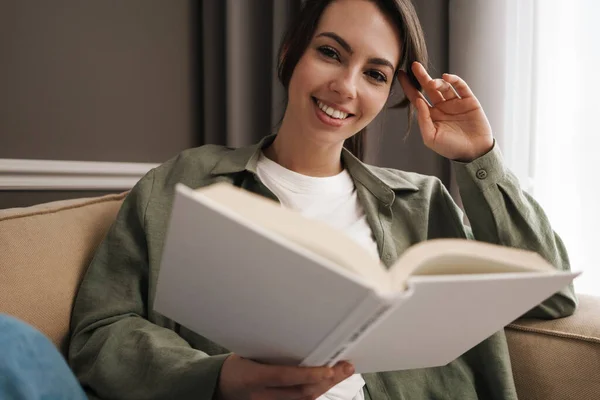 Portret Van Een Gelukkige Jonge Vrouw Zittend Bank Met Boek — Stockfoto