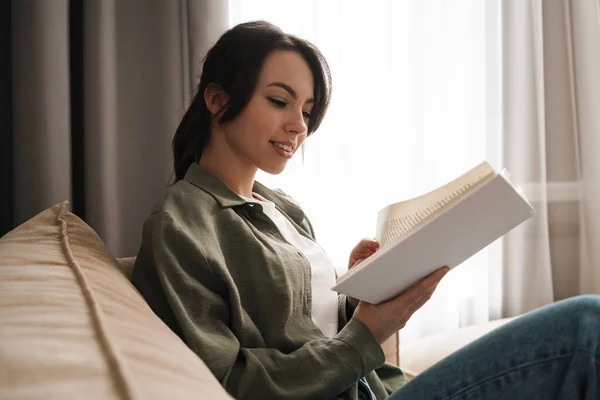 Retrato Una Joven Feliz Sentada Sofá Con Libro —  Fotos de Stock