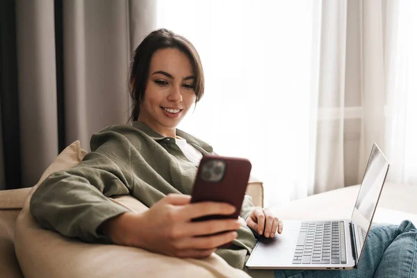 Giovane Donna Sorridente Con Computer Portatile Casa Seduta Divano Guardando — Foto Stock