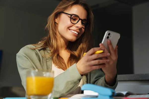 Boldog Szép Diák Használja Mobiltelefon Miközben Házi Feladatot Otthon — Stock Fotó