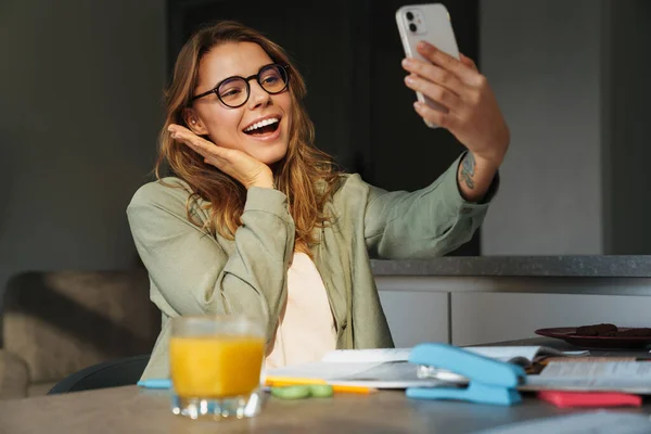 Feliz Estudiante Agradable Mujer Sonriendo Mientras Toma Selfie Teléfono Celular — Foto de Stock