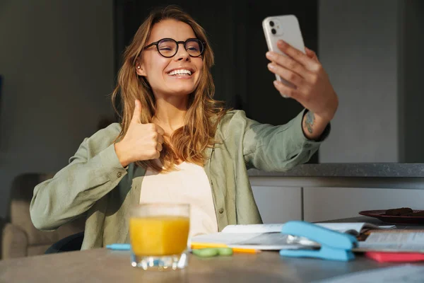 Boldog Szép Diák Mutatja Hüvelykujját Fel Miközben Szelfit Csinál Mobiltelefon — Stock Fotó