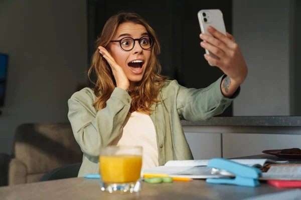 Femme Étudiante Excitée Exprimant Surprise Tout Prenant Selfie Sur Téléphone — Photo