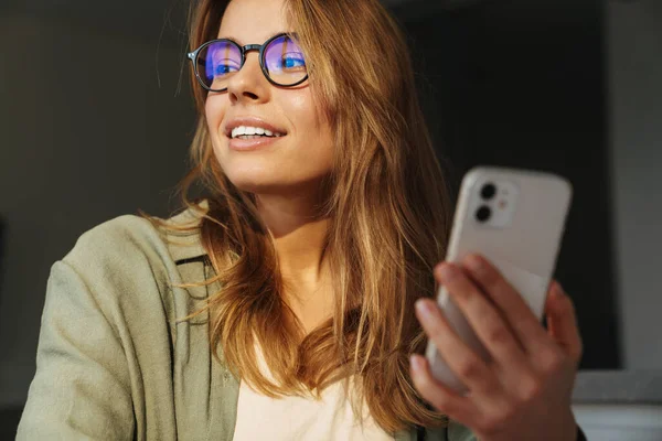 Gelukkig Mooie Vrouw Glimlachen Het Gebruik Van Mobiele Telefoon Binnen — Stockfoto