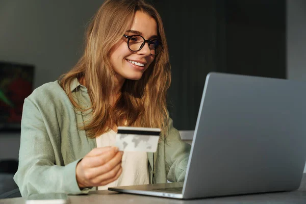 Sonriendo Mujer Agradable Sosteniendo Tarjeta Crédito Trabajando Con Ordenador Portátil —  Fotos de Stock