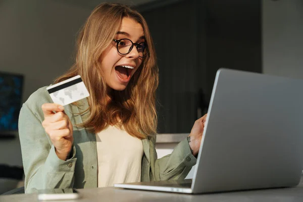 Emocionado Mujer Agradable Celebración Tarjeta Crédito Trabajo Con Ordenador Portátil —  Fotos de Stock