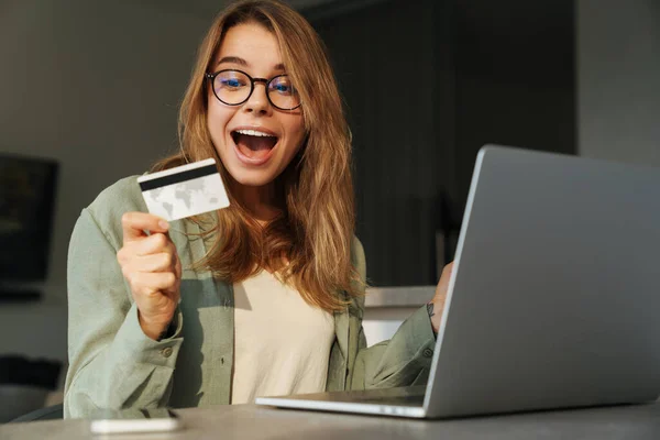 Emocionado Mujer Agradable Celebración Tarjeta Crédito Trabajo Con Ordenador Portátil —  Fotos de Stock