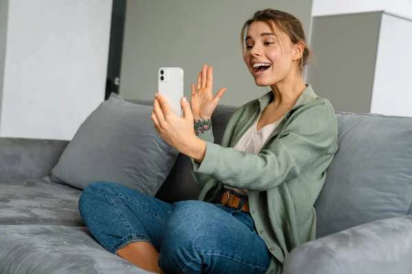 Podniecona Miła Kobieta Macha Ręką Podczas Robienia Selfie Telefon Komórkowy — Zdjęcie stockowe