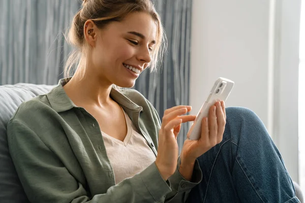 Glückliche Schöne Frau Mit Handy Während Sie Hause Auf Dem — Stockfoto