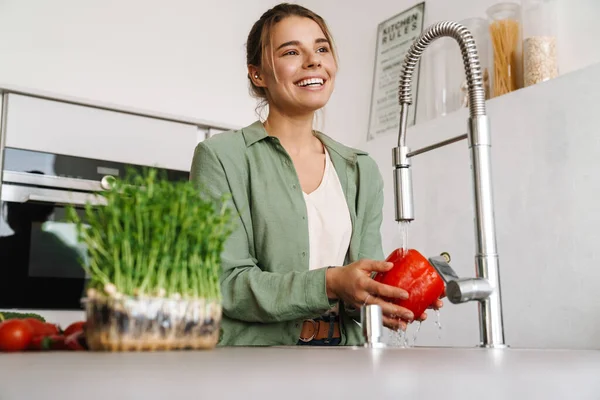 Mulher Bonita Feliz Sorrindo Lavar Pimentão Casa Cozinha — Fotografia de Stock