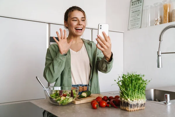 Feliz Mulher Agradável Tomando Selfie Celular Enquanto Prepara Salada Casa — Fotografia de Stock