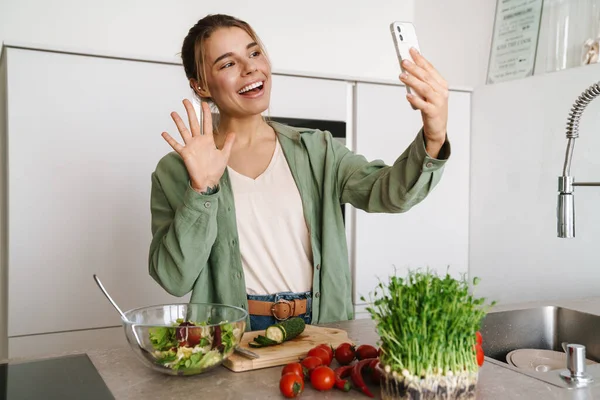 Счастливая Милая Женщина Делает Селфи Мобильный Телефон Время Приготовления Салата — стоковое фото