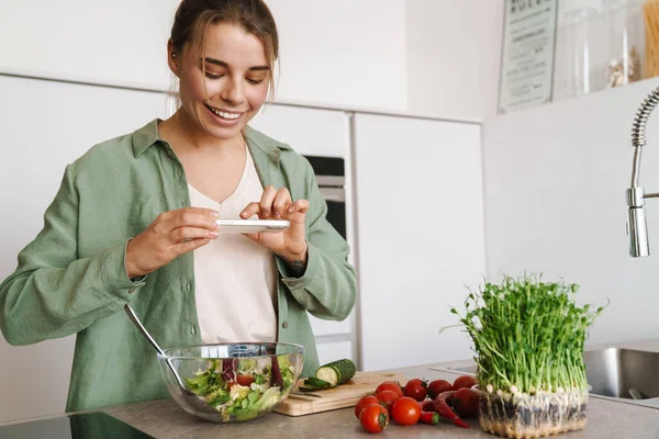 Щаслива Гарна Жінка Фотографує Мобільний Телефон Готуючи Салат Домашній Кухні — стокове фото