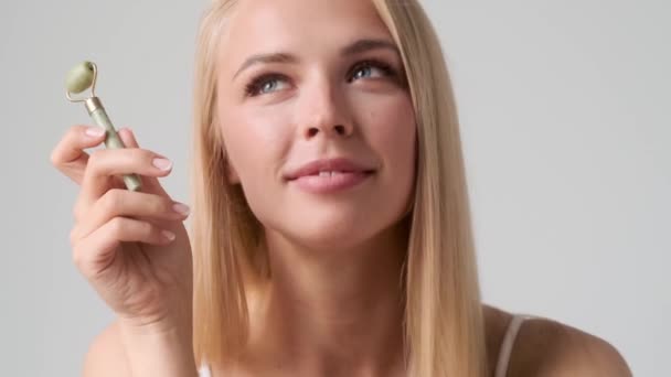 Charmig Ung Blond Kvinna Poserar Medan Hon Håller Guasha Roller — Stockvideo