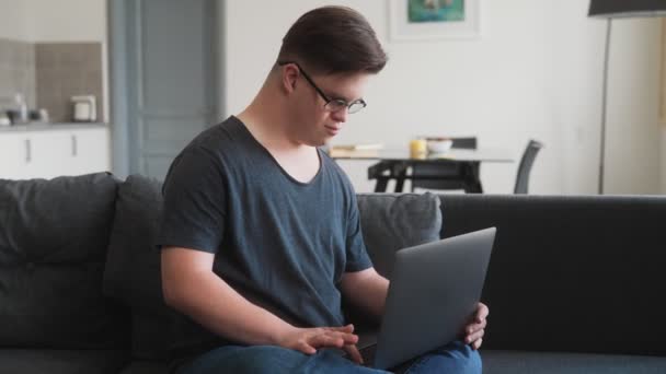 Hombre Pensante Con Síndrome Está Usando Portátil Mientras Está Sentado — Vídeos de Stock