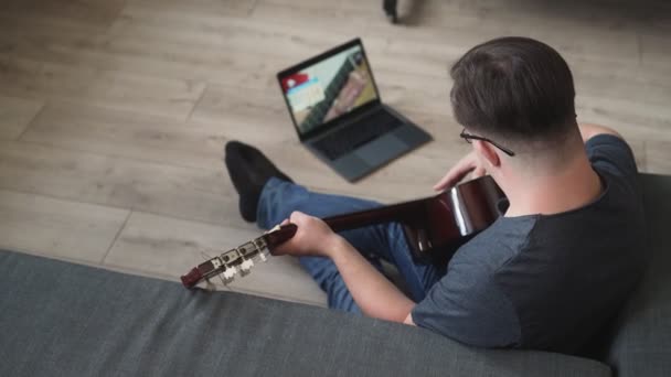 Una Vista Posterior Hombre Con Síndrome Aprender Tocar Guitarra Mientras — Vídeos de Stock