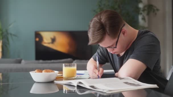 Hombre Serio Que Usa Anteojos Con Síndrome Está Haciendo Ejercicios — Vídeos de Stock