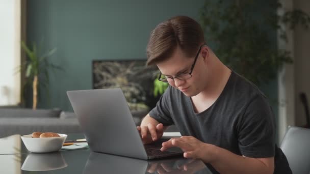 Hombre Feliz Con Gafas Con Síndrome Está Usando Portátil Sentado — Vídeos de Stock