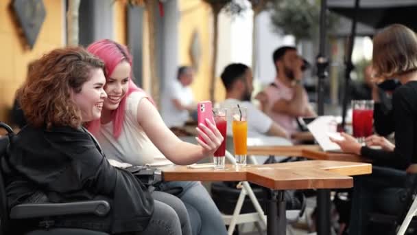 Uma Mulher Deficiente Feliz Está Tirando Uma Foto Selfie Com — Vídeo de Stock