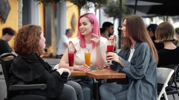 Uma Mulher Deficiente Sorrindo Está Tendo Tempo Com Seus Amigos — Vídeo de Stock